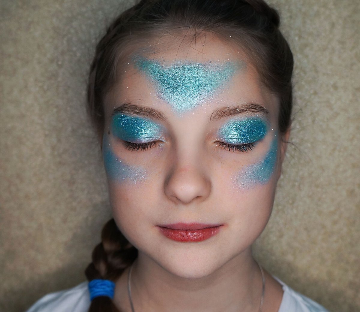 Макияж на новый год со стразами