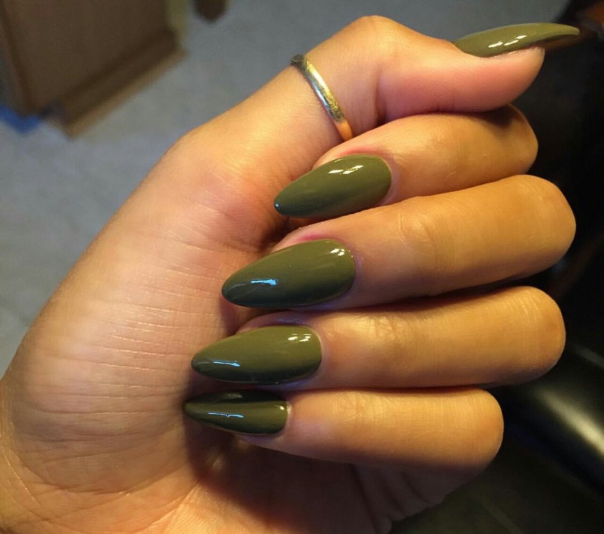 Маникюр хаки глянцевый