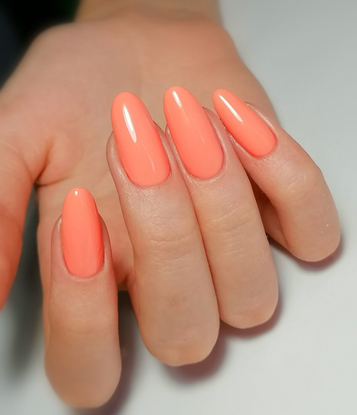 Маникюр кораллового цвета