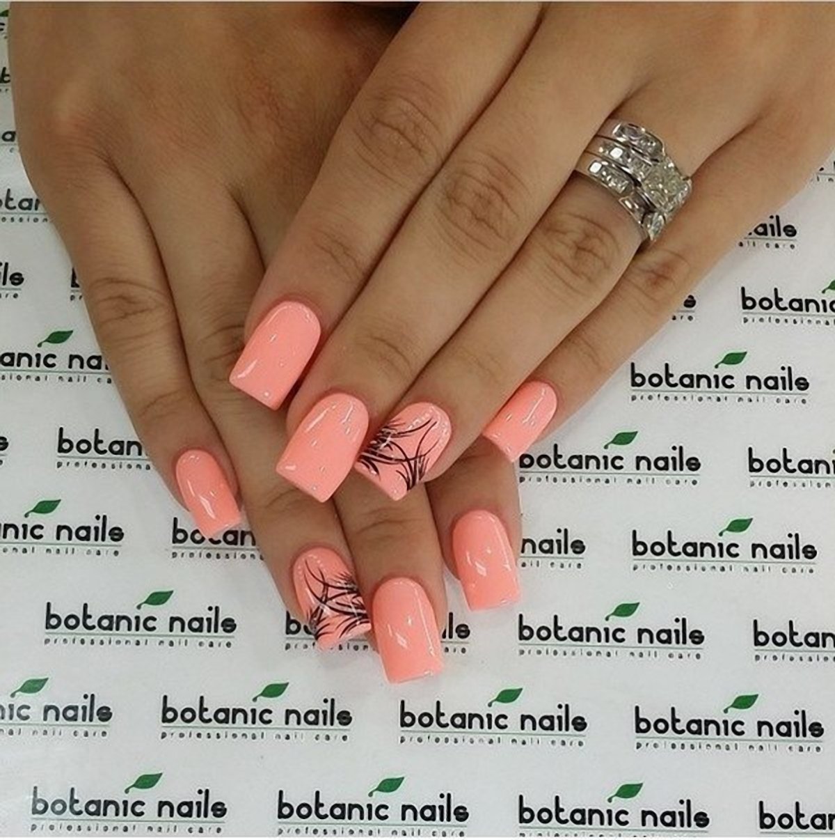 Маникюр коралл с черным