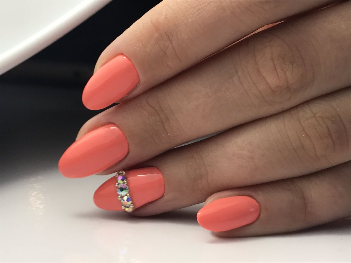 Коралловые ногти педикюр
