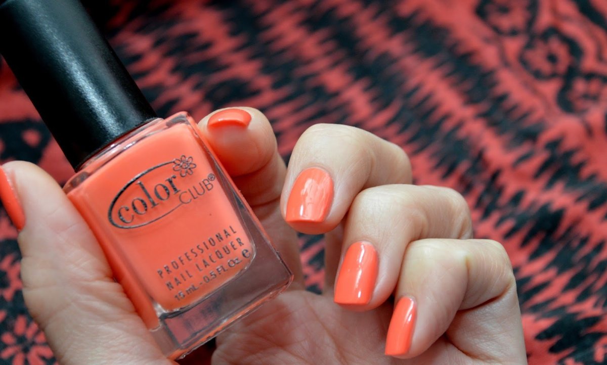 Маникюр коралловый с зеленым