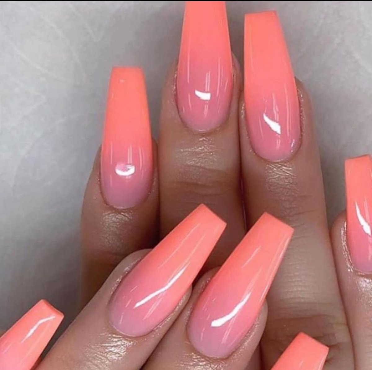 Маникюр нюдовый персик