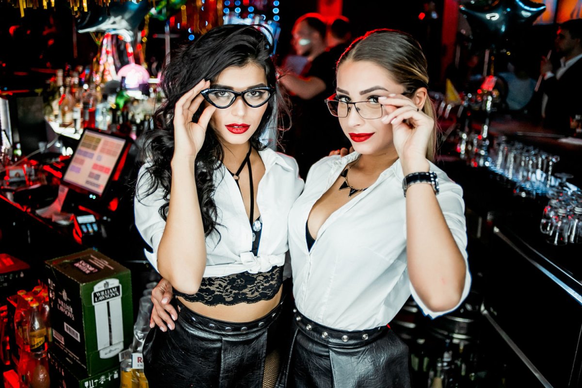 Девушки в клубе