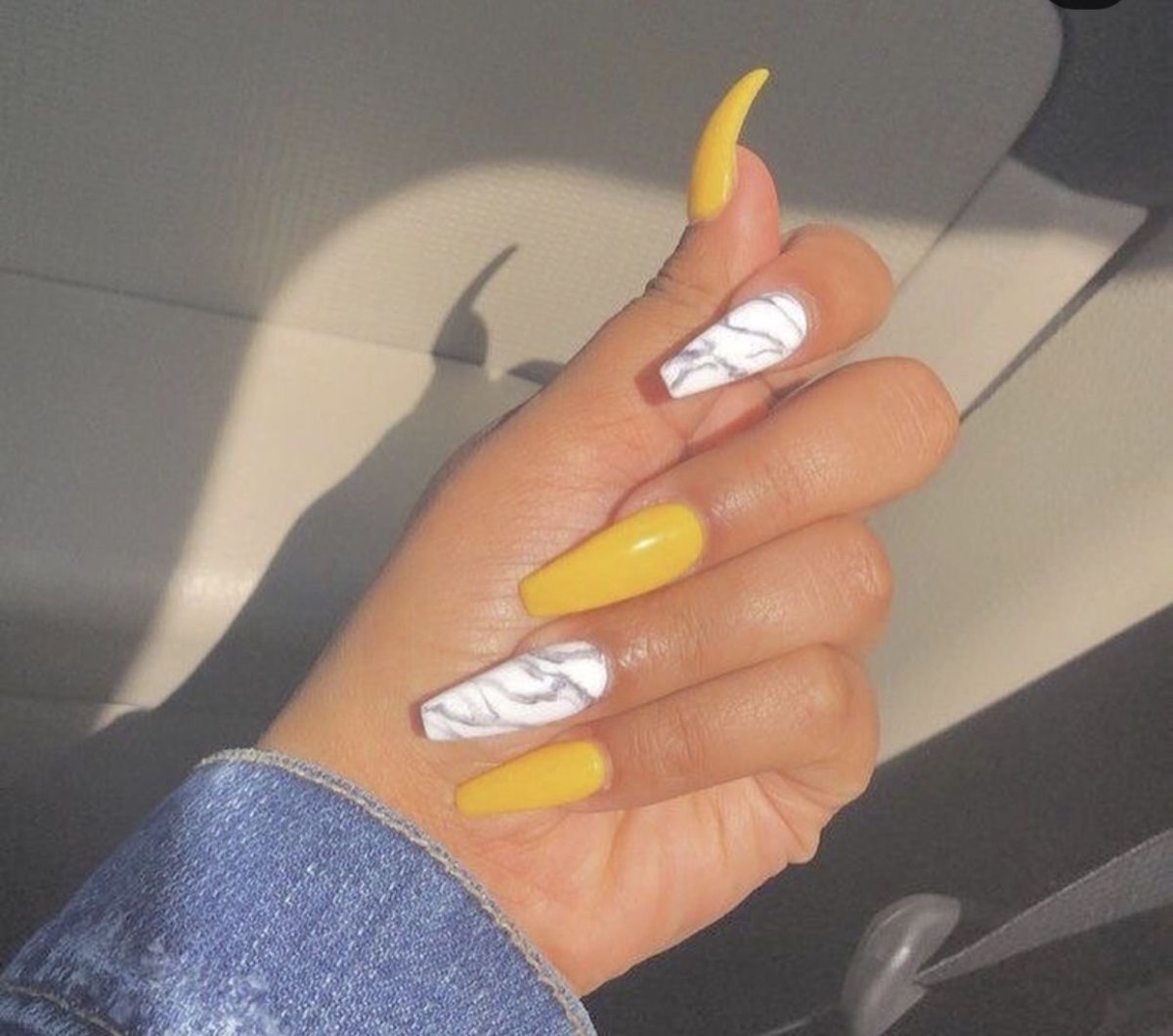 Прикольный жёлтый маникюр на длинные ногти