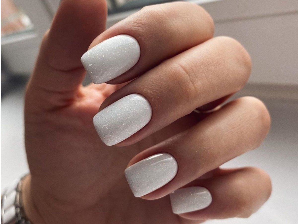 Молочный маникюр с шиммером