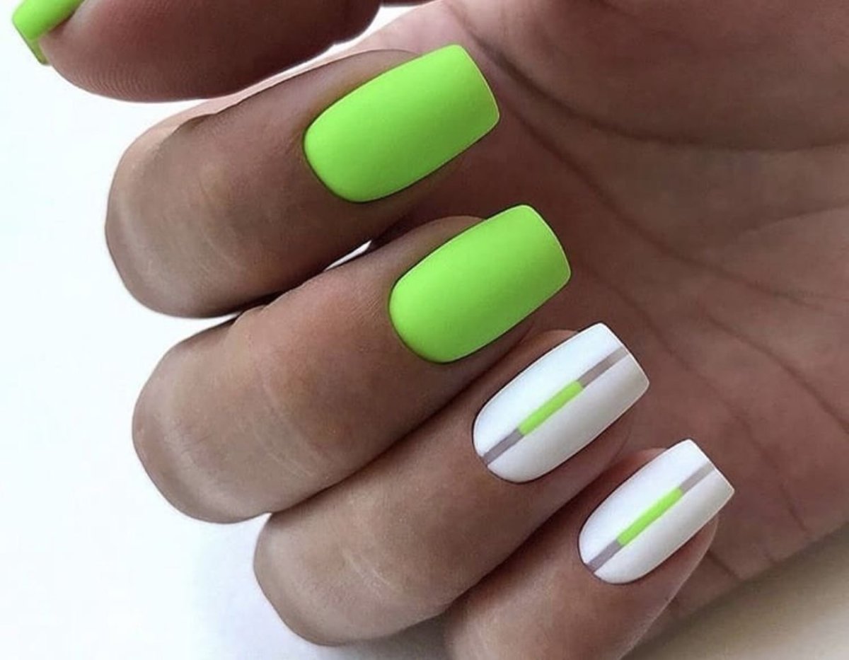 Нюдовый маникюр с мрамором квадрат