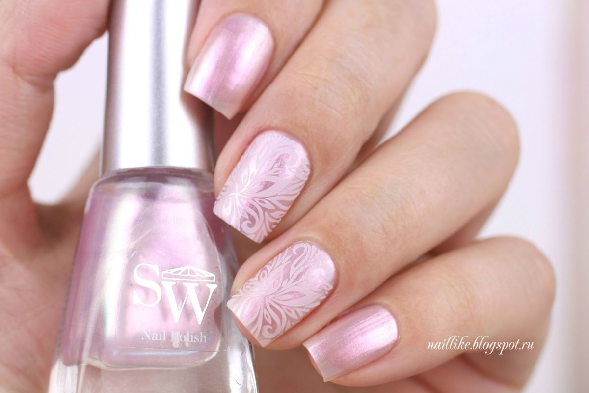 Розовый маникюр миндальной