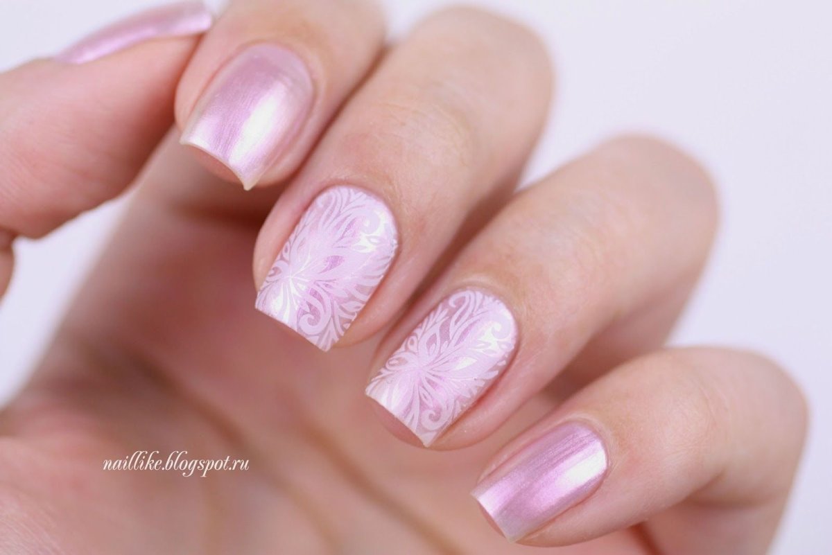 Светло-розовые перламутровые ногти