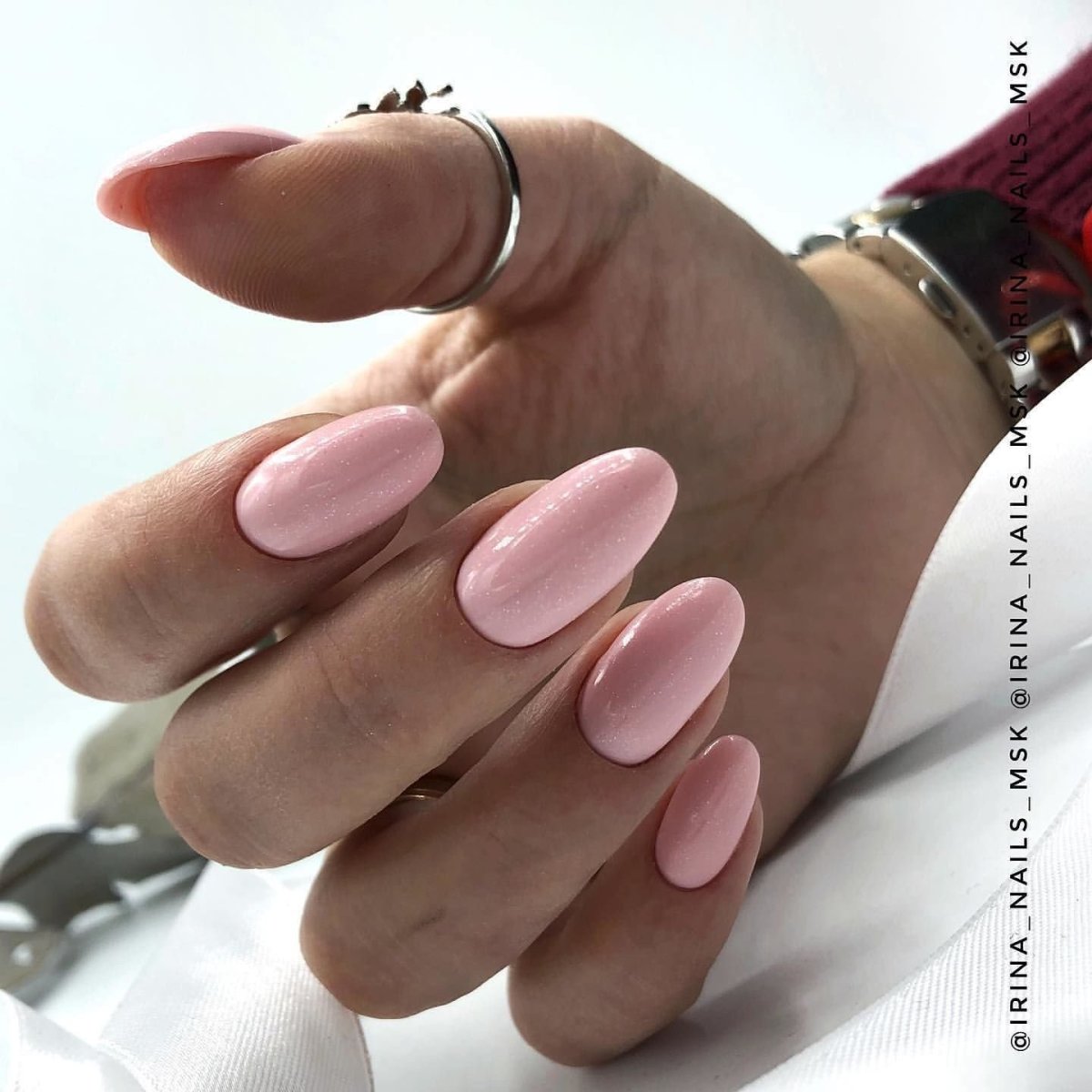 Светлый маникюр на овальные ногти