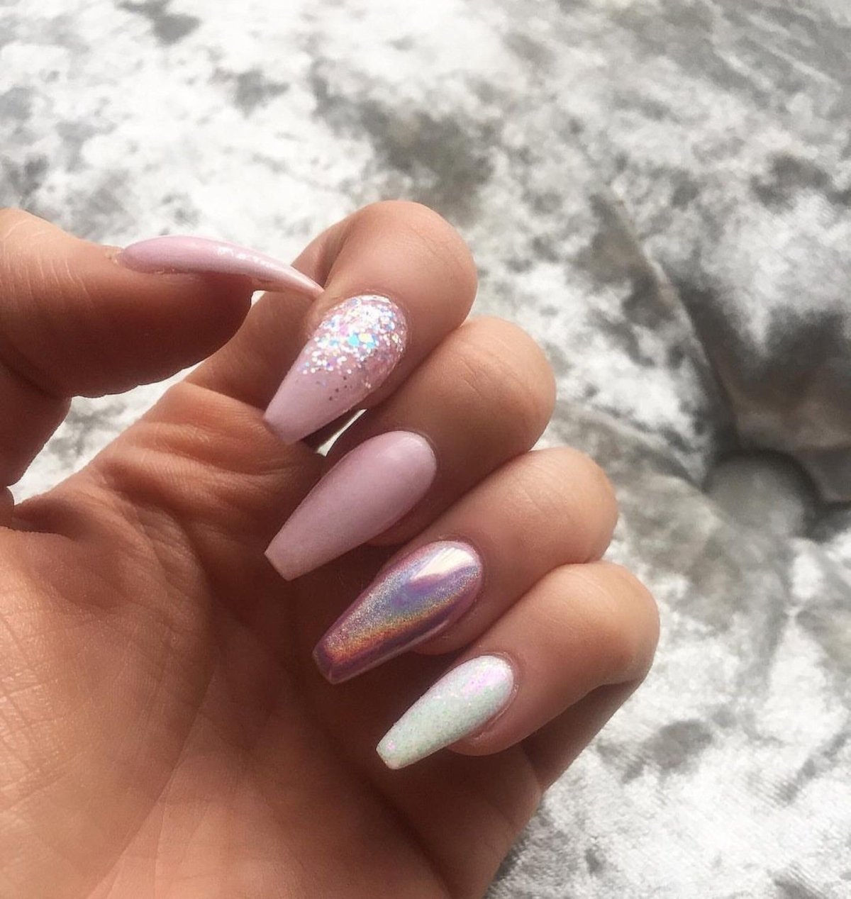 Розовые овальные ногти