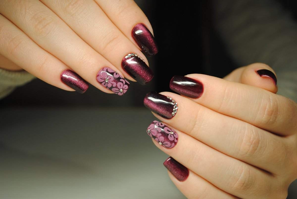 Маникюр кошачий глаз красный на миндаль