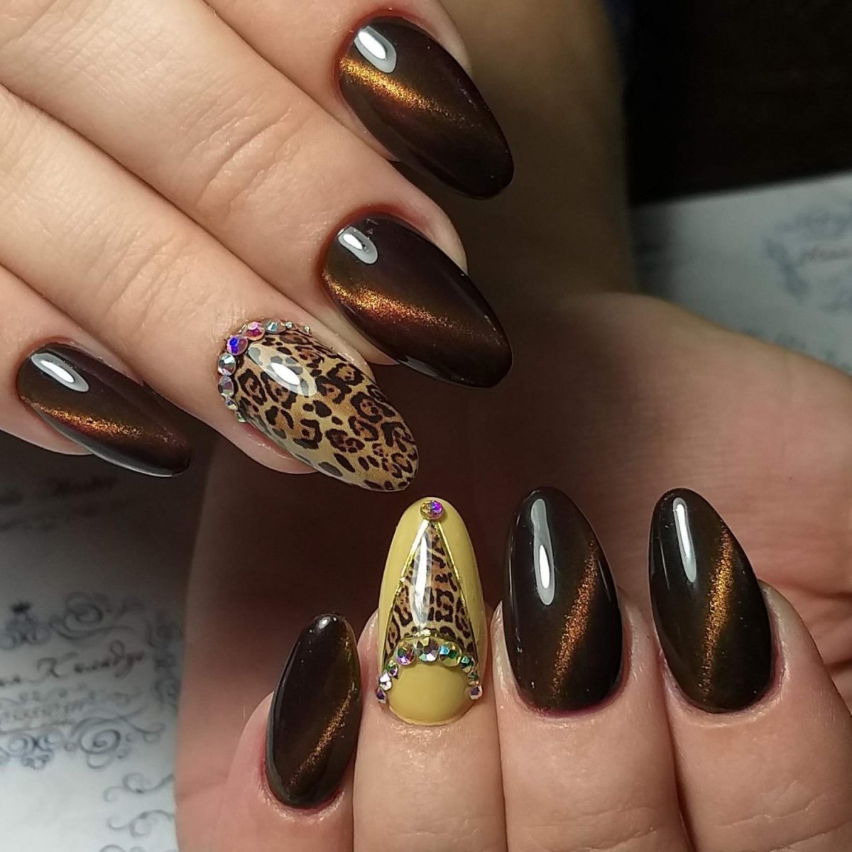 Кошачий глаз маникюр 2022 миндаль