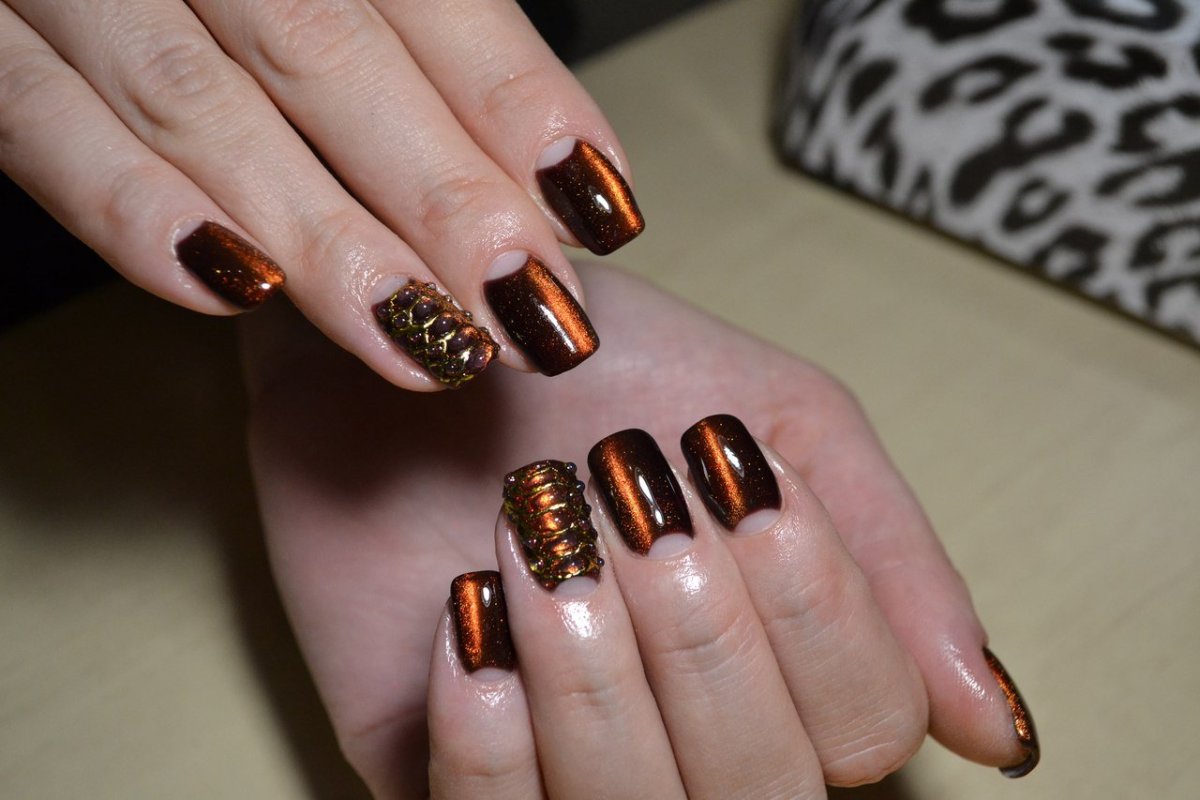 Абстракция на бордовых ногтях