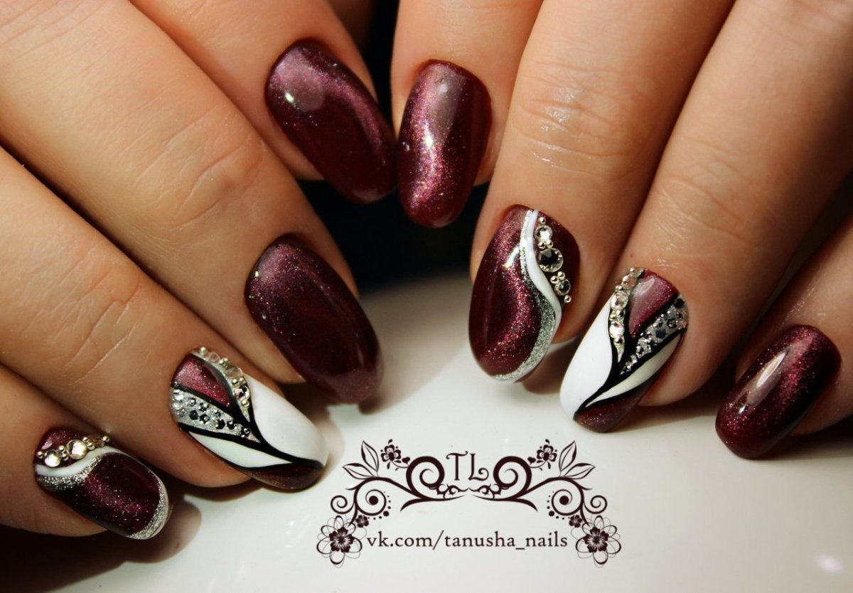 Темный праздничный маникюр