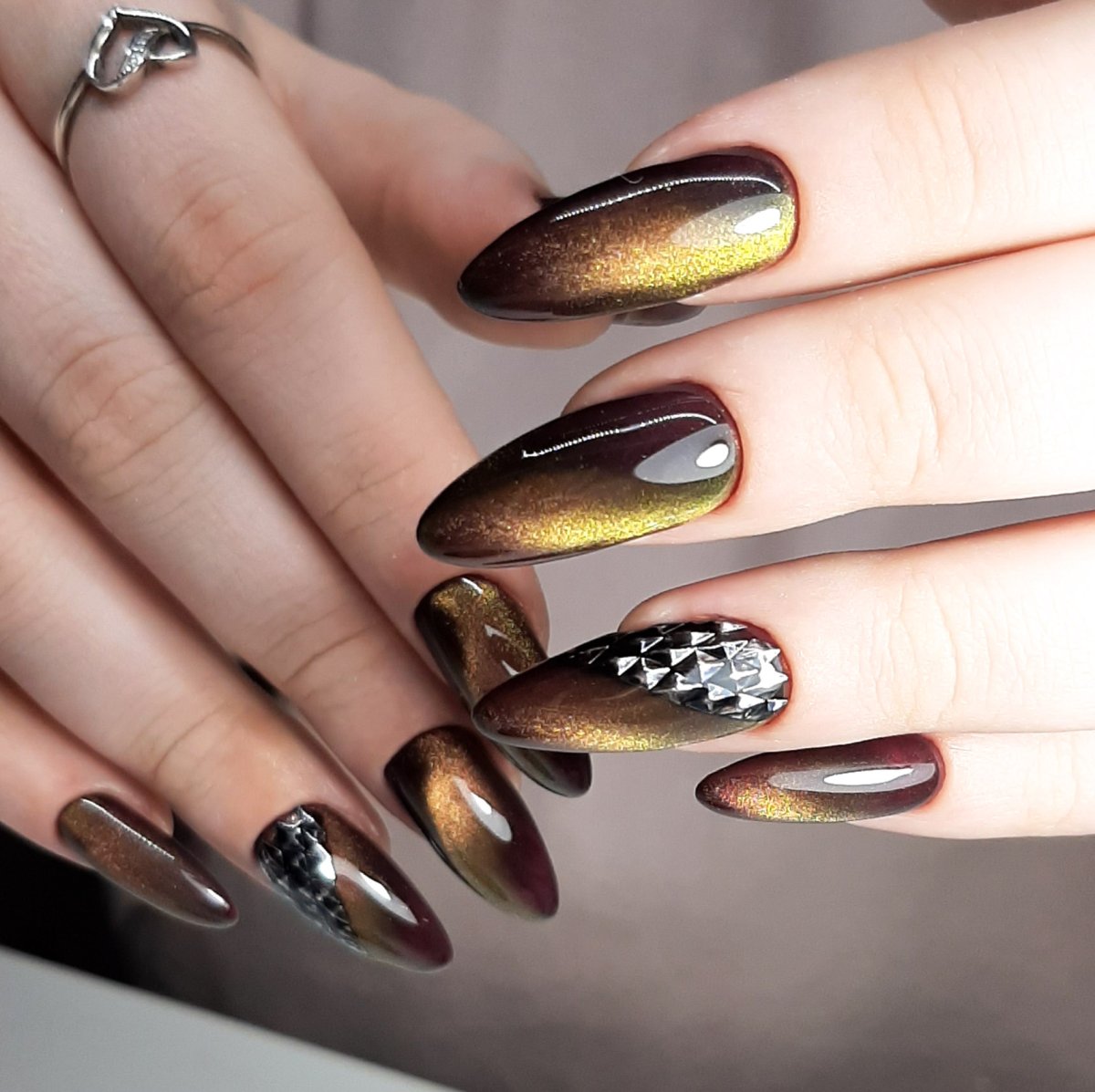 Маникюр кошачий глаз коричневый с дизайном