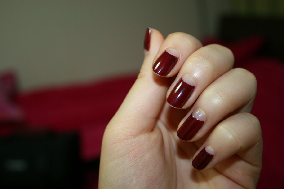 Бордовый матовый маникюр