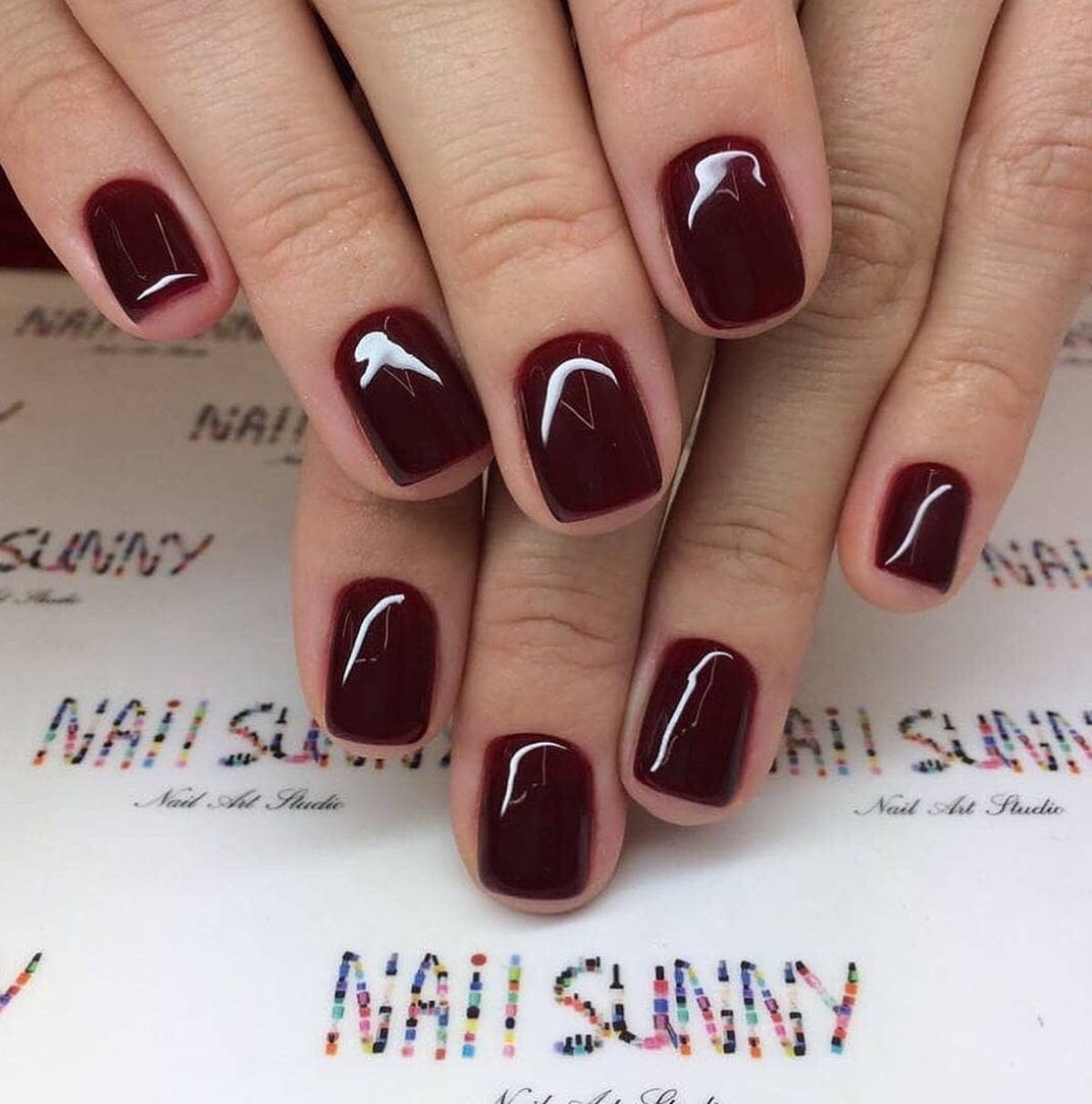 Бордовый маникюр на короткие квадратные ногти