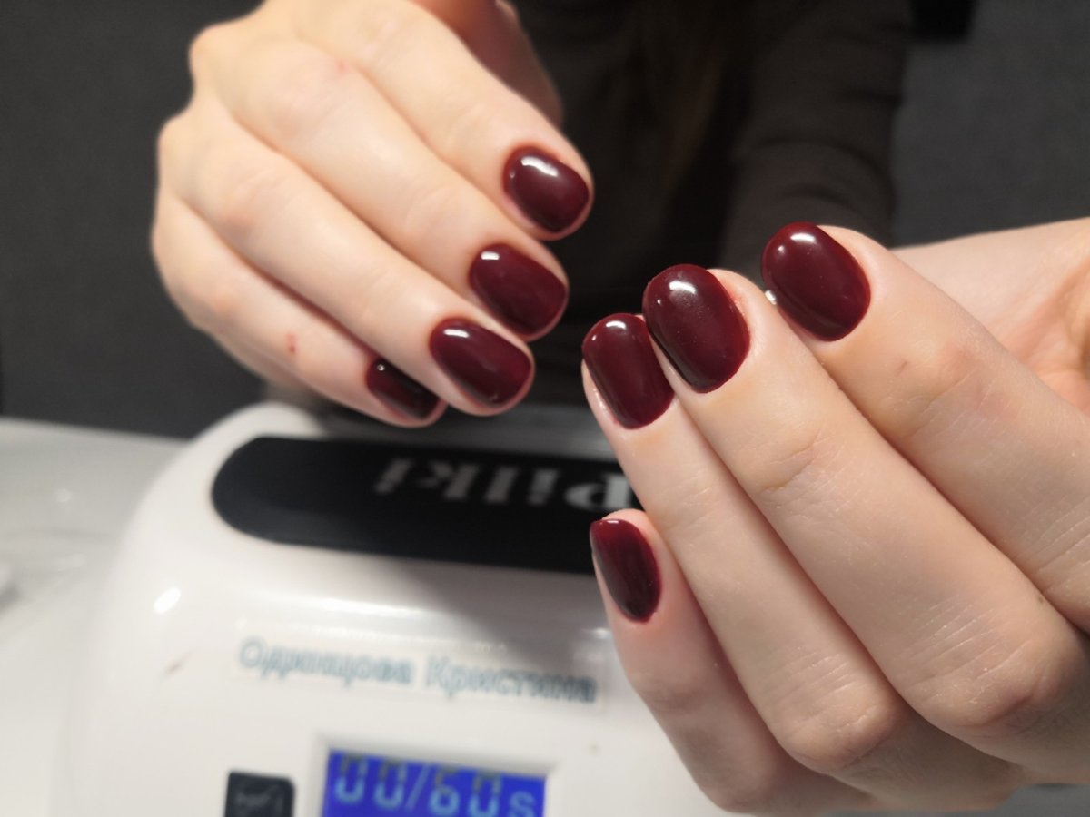 Маникюр мягкий квадрат на коротких бордовый