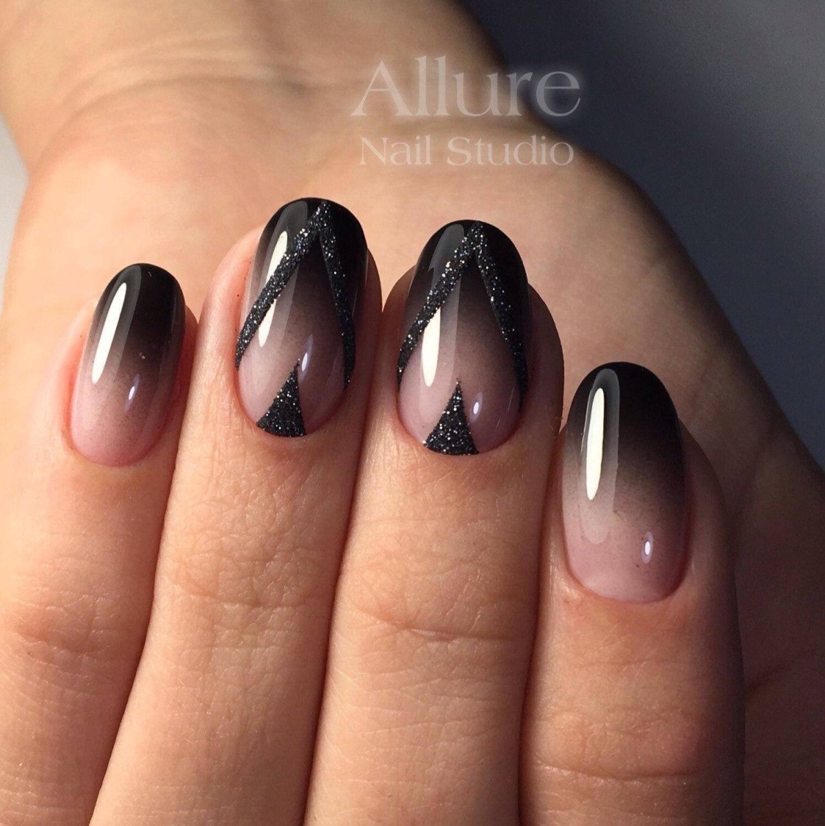 Тёмный маникюр на короткие овальные ногти