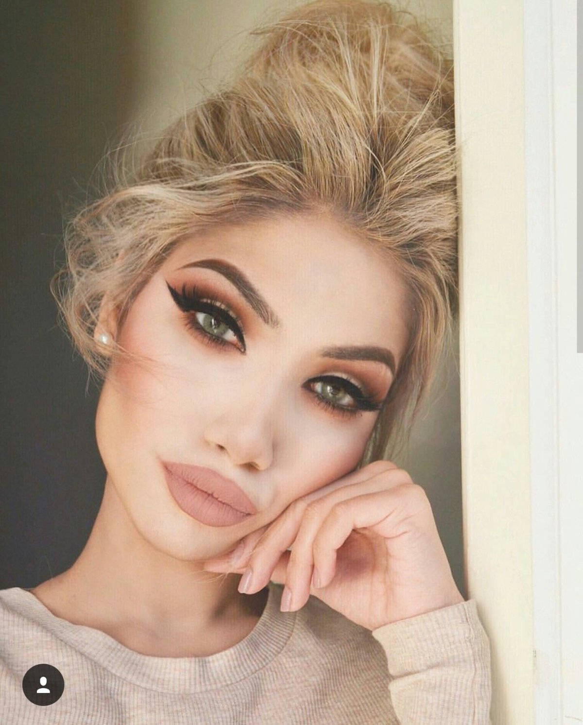 Макияж со стрелками для блондинок