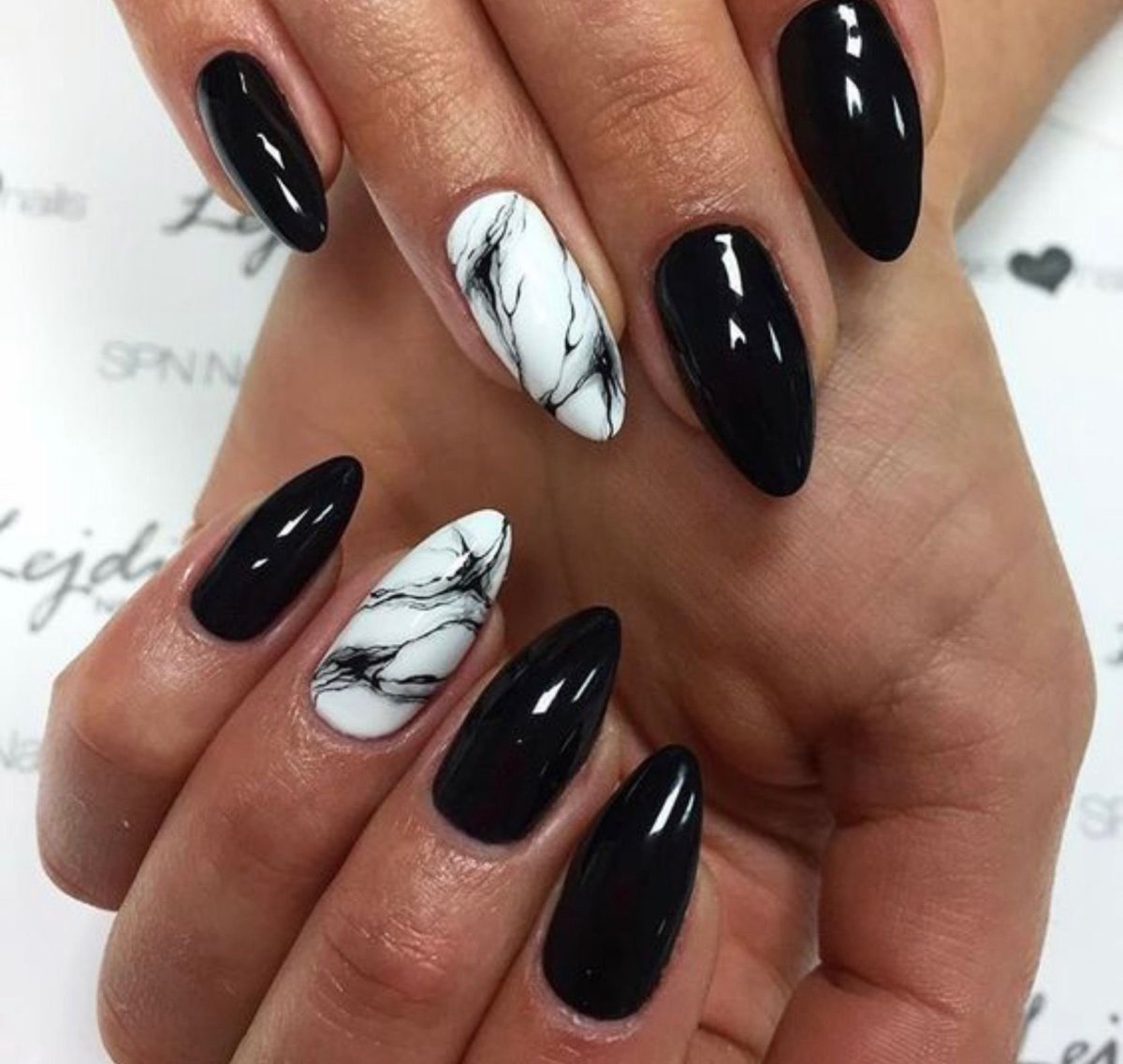 Черные овальные ногти