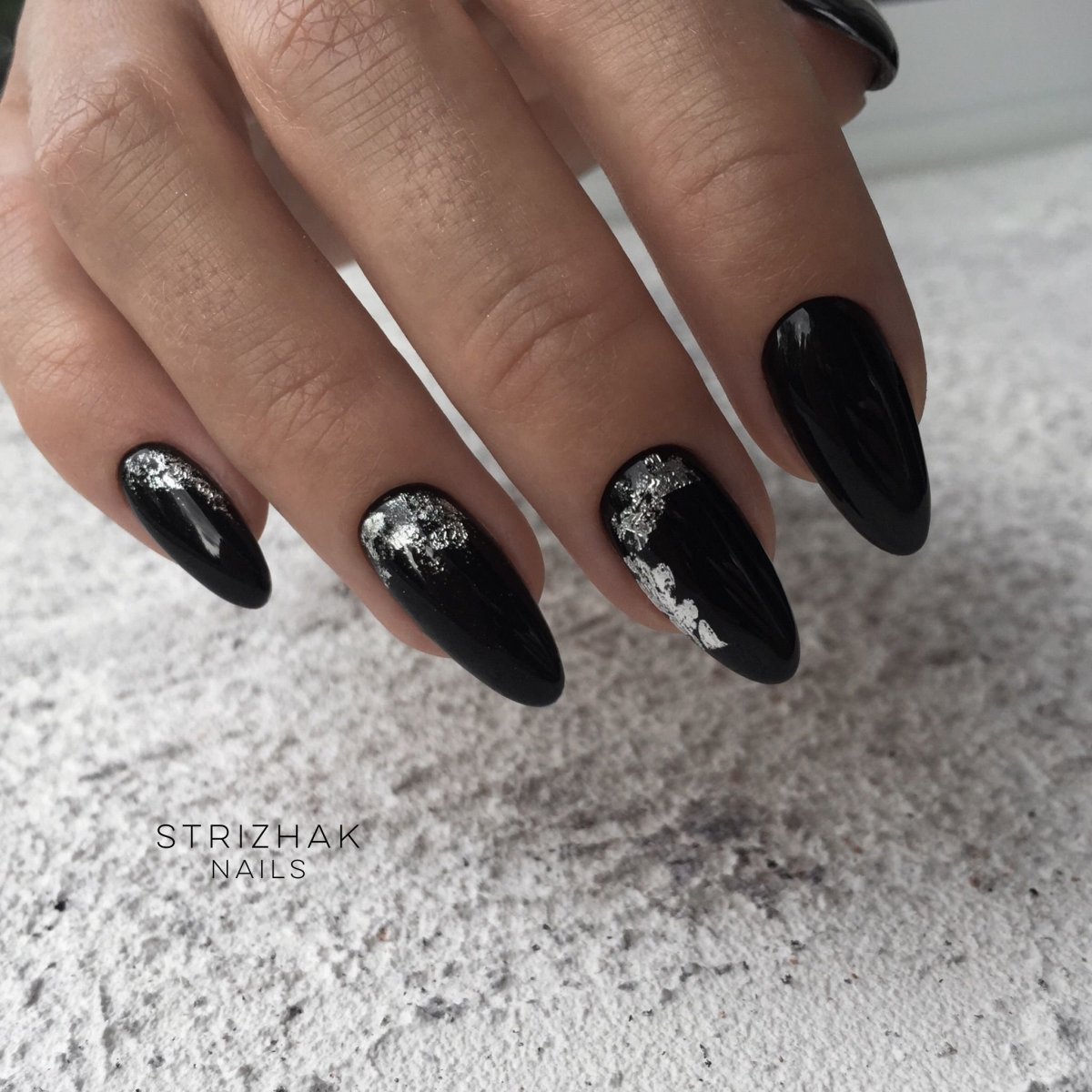 Чёрный маникюр 2022 на миндаль