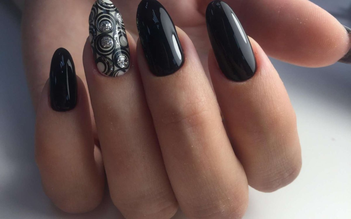 Дизайн ногтей овальные черные