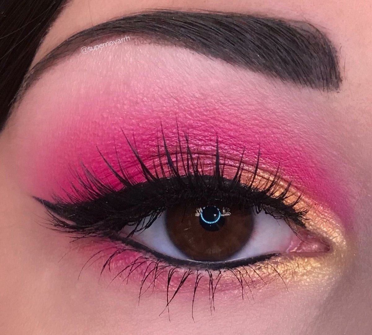 Яркий розовый макияж