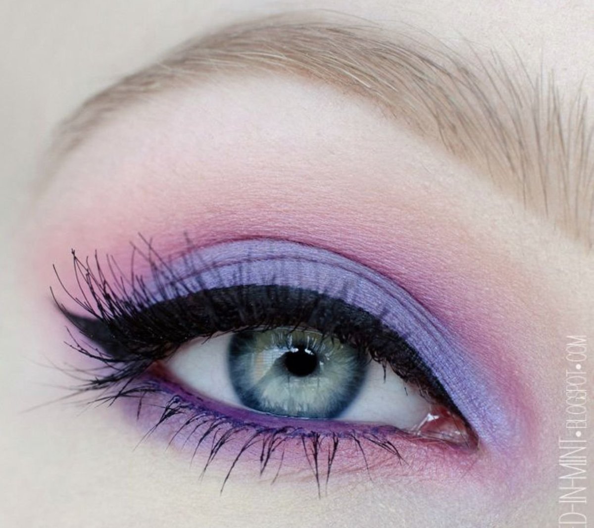 Лёгкий фиолетовый макияж