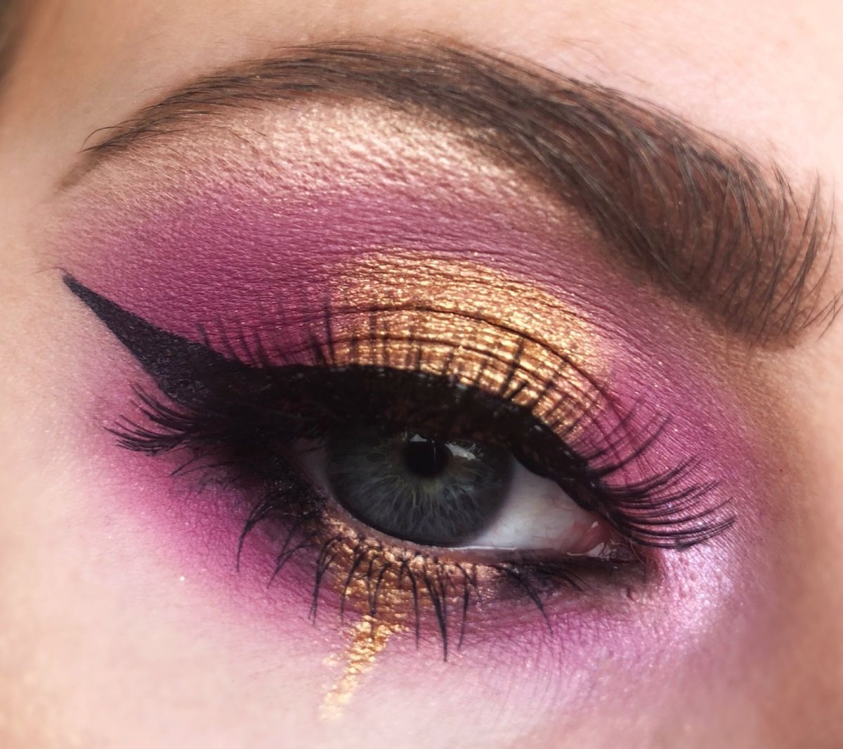 Красивый макияж с розовыми тенями