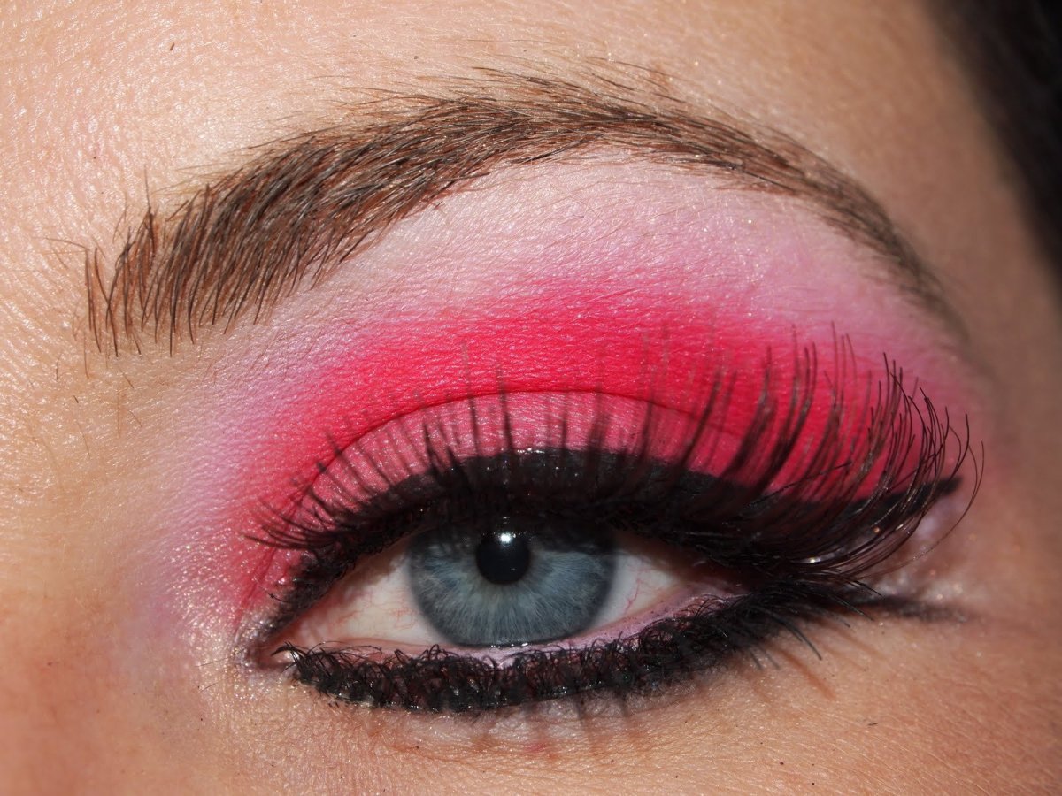 Макияж в розово красных тонах