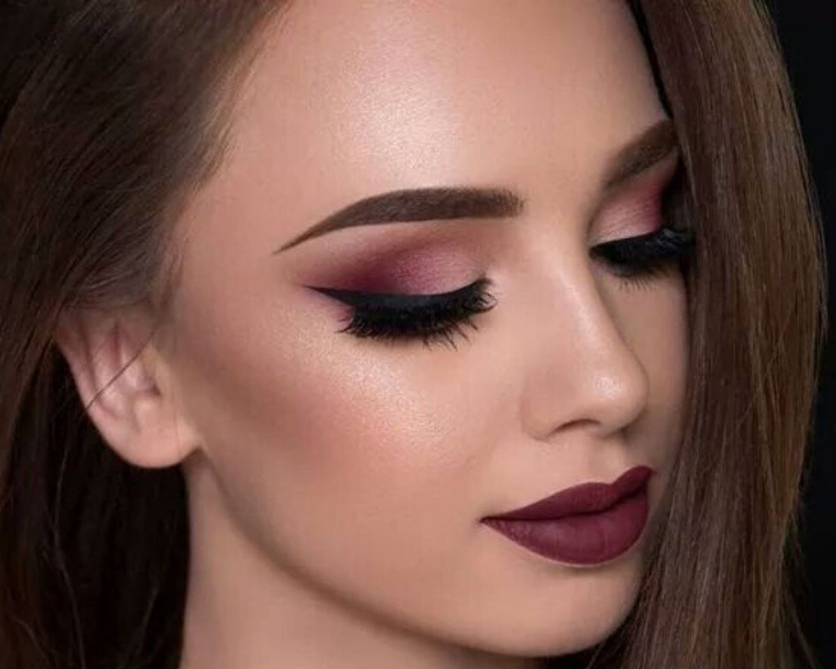 Макияж под розовый наряд