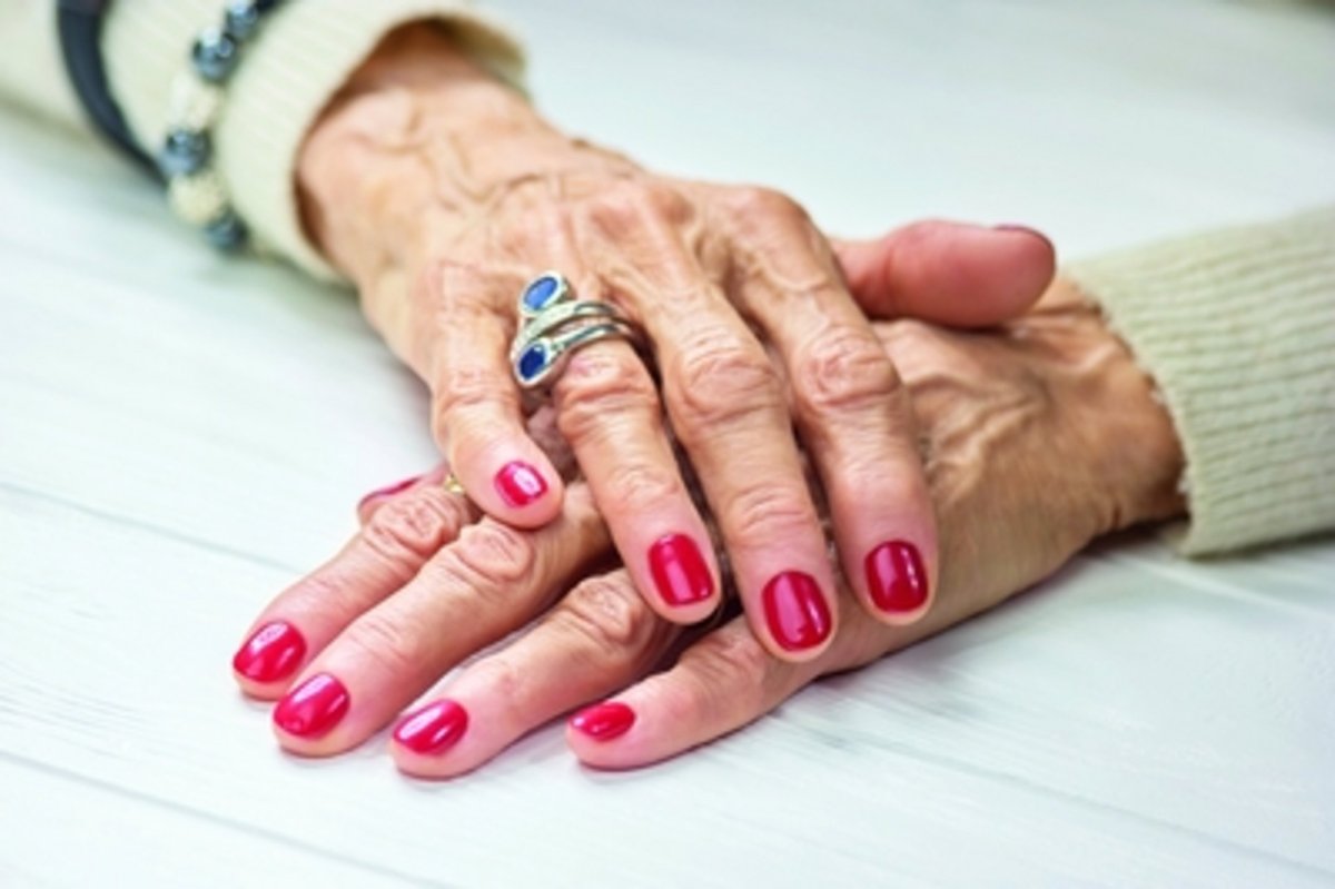 Маникюр на пожилые руки