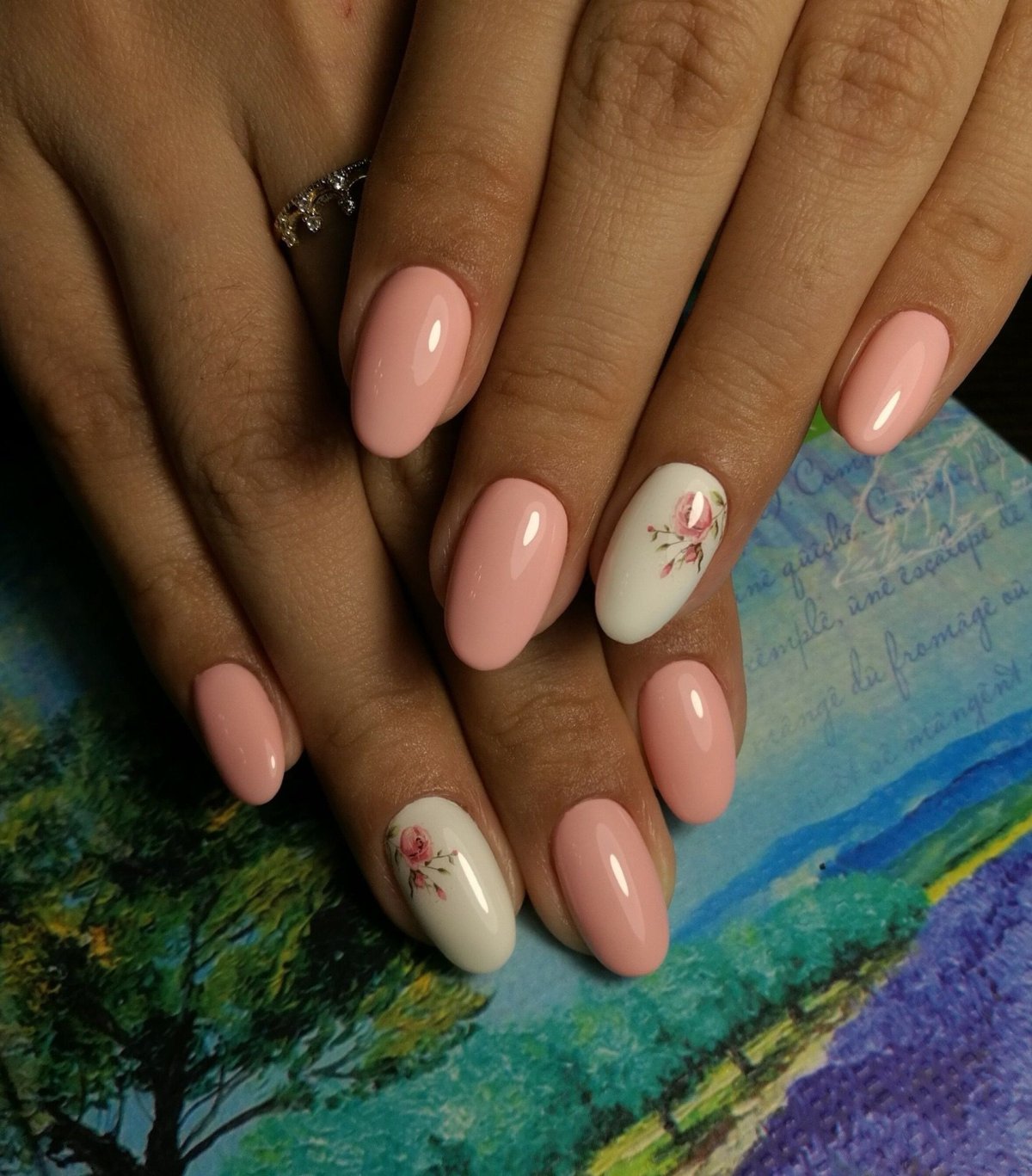 Персиковый маникюр на овальные ногти