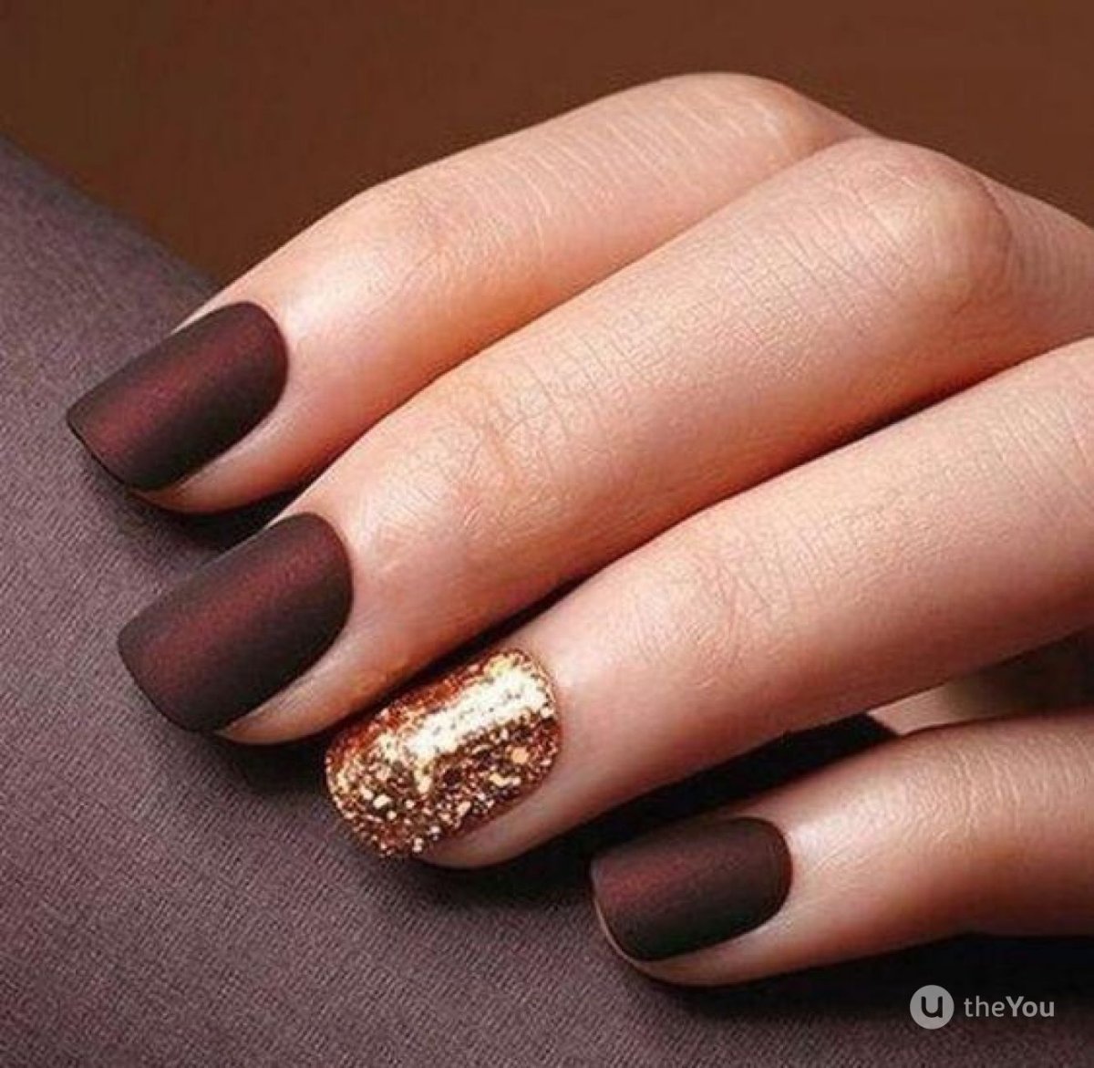 Маникюр коричневый с золотым
