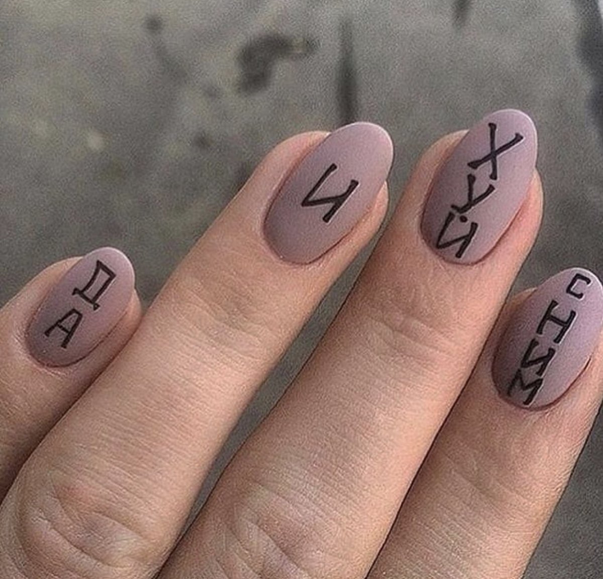 Идеи маникюра с надписями