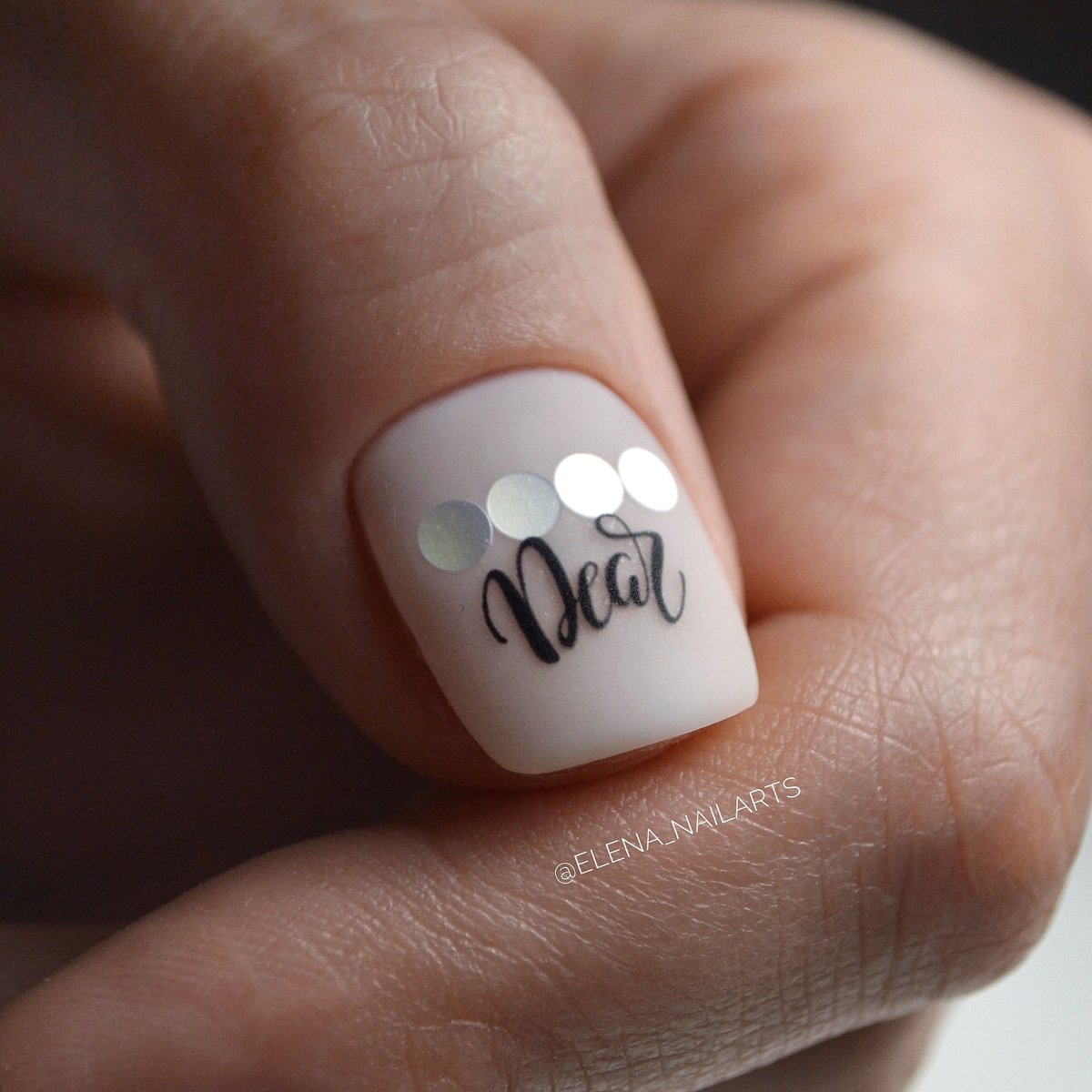 Красивый маникюр с надписями