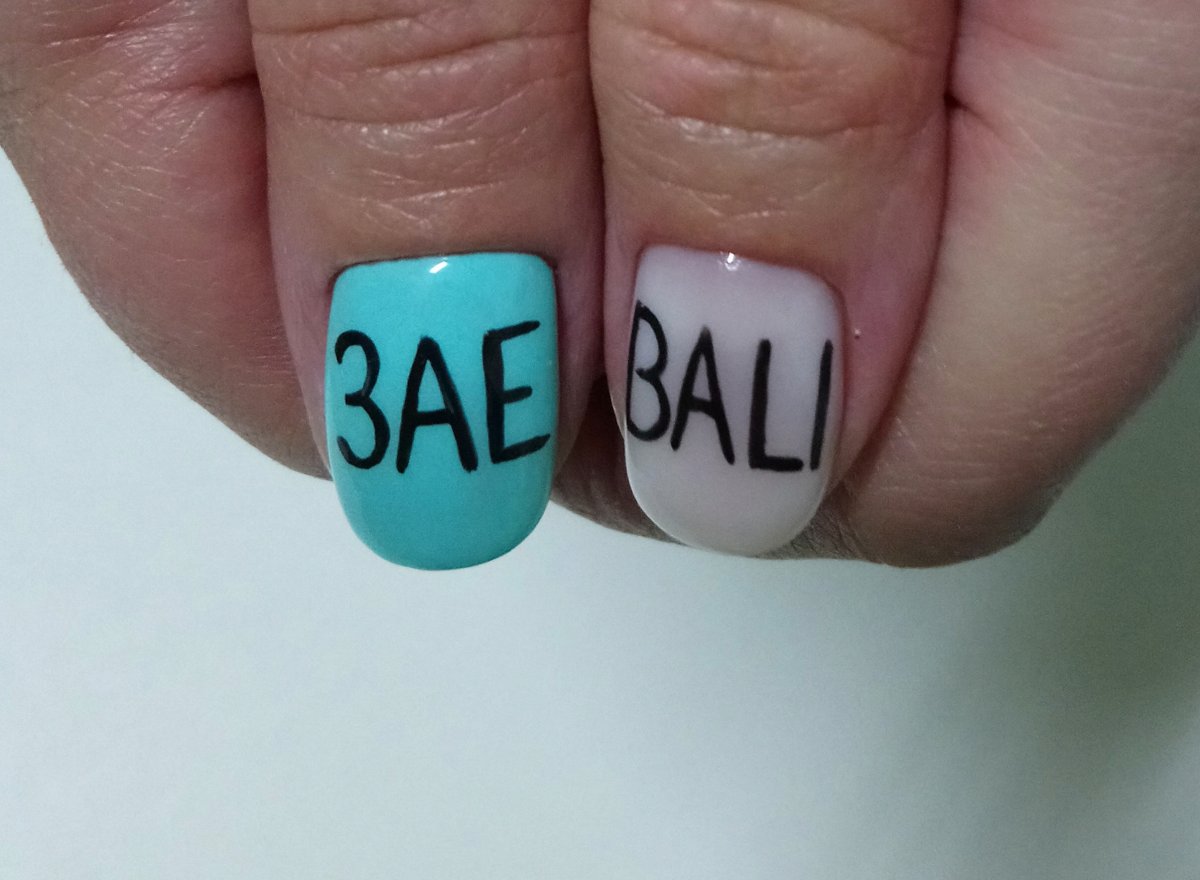 Нежный маникюр с надписями