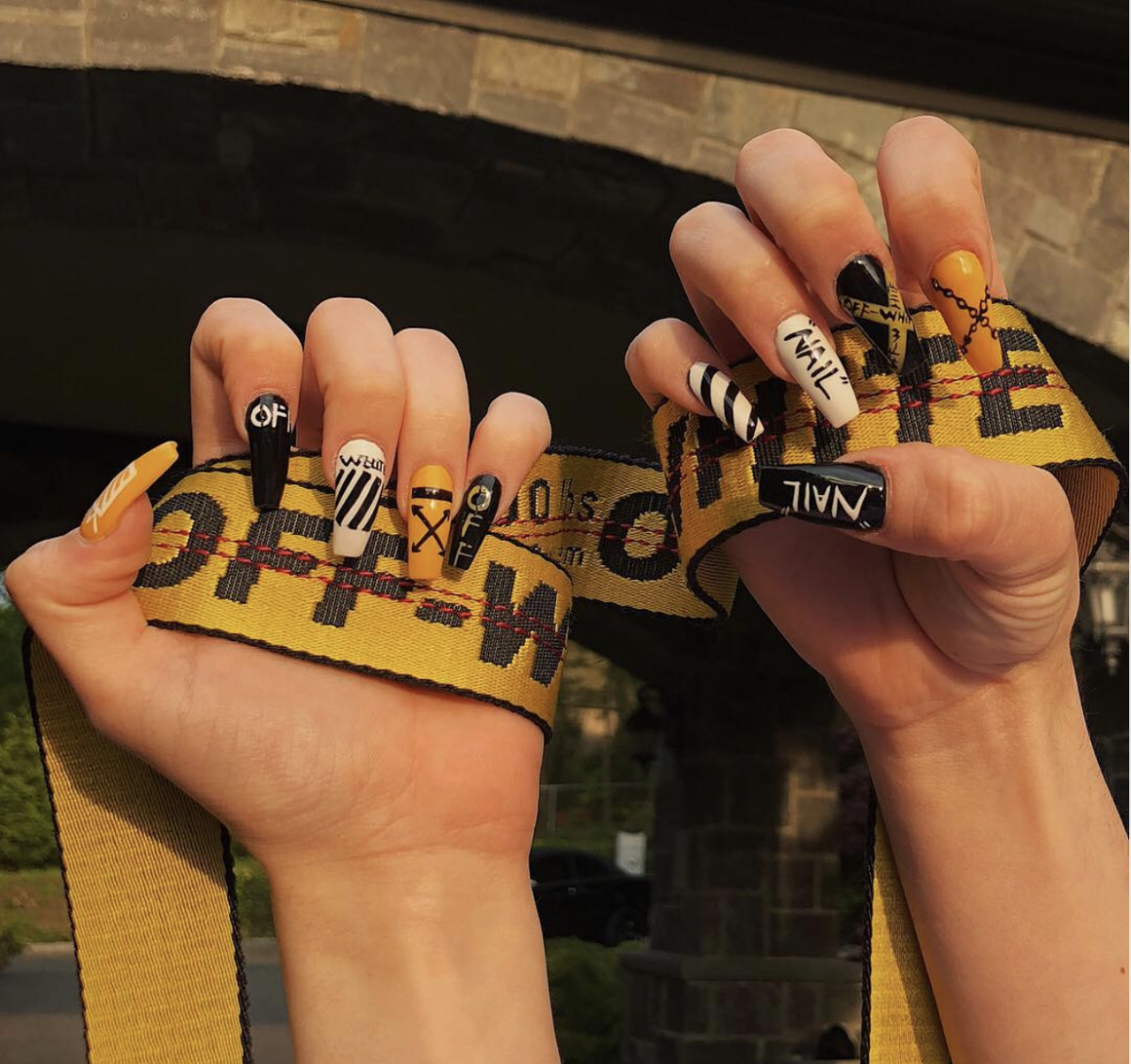 Маникюр на длинные ногти с надписями