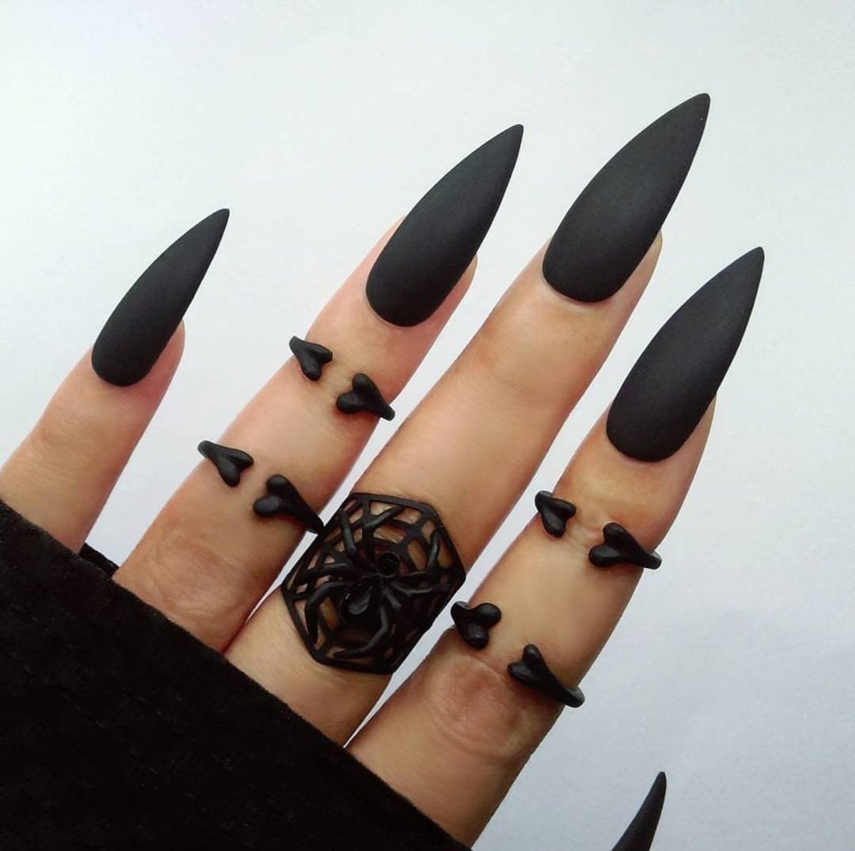 Стилетто ногти матовые черные