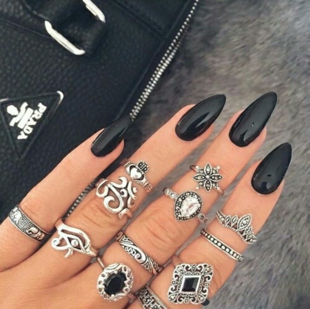 Маникюр со змеями на длинные