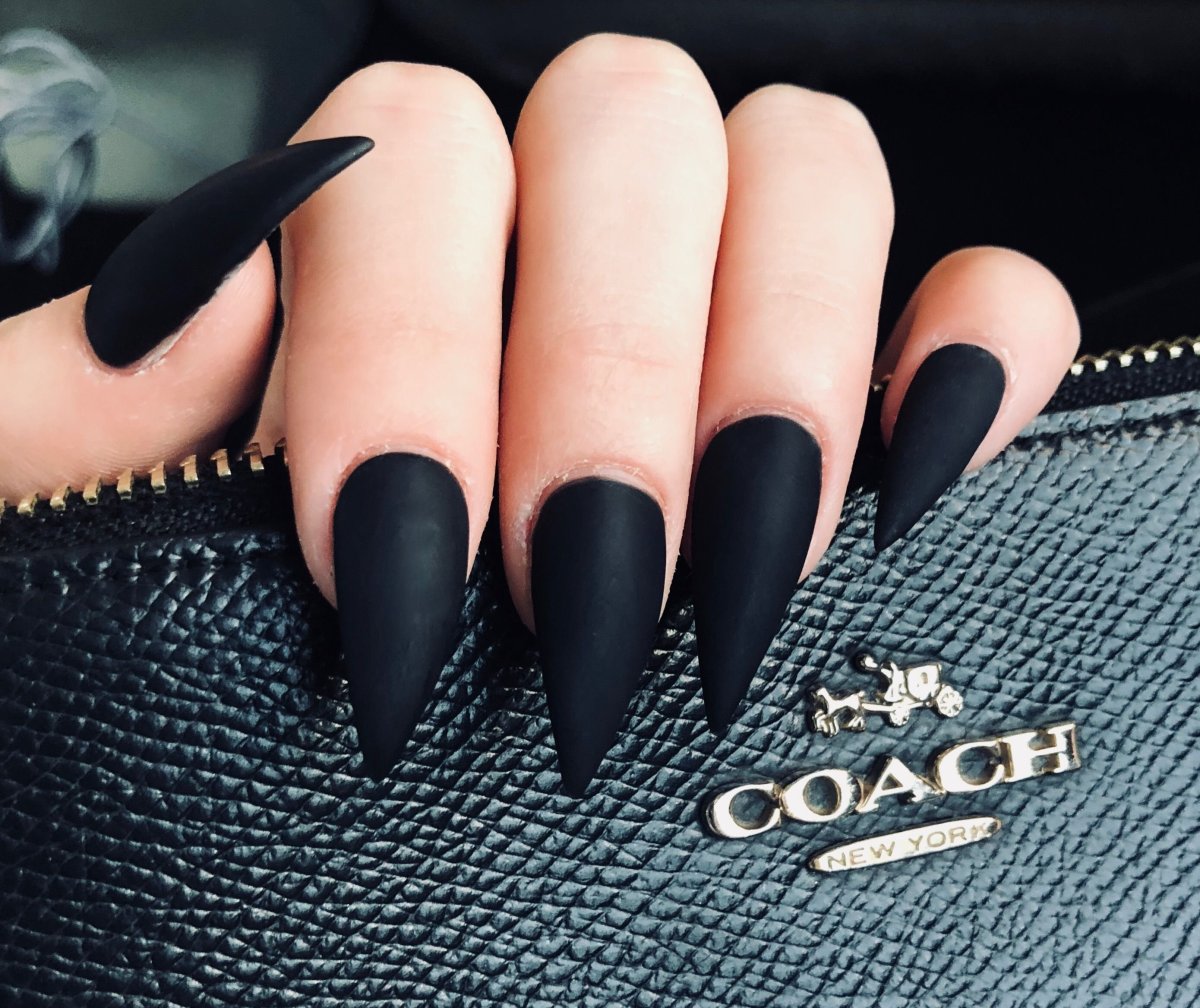 Маникюр на длинные ногтичный