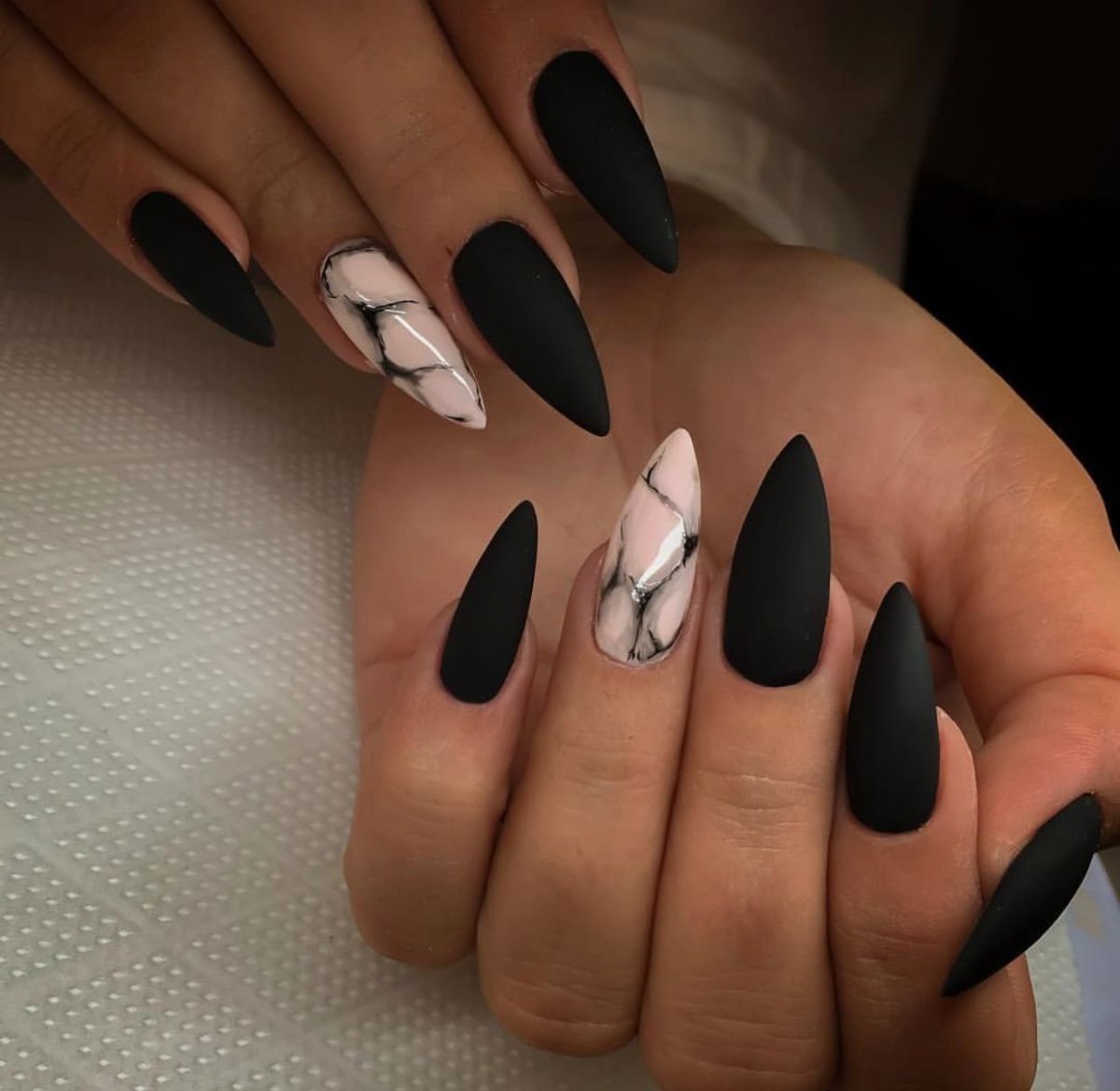 Чёрный маникюр 2022 на миндаль