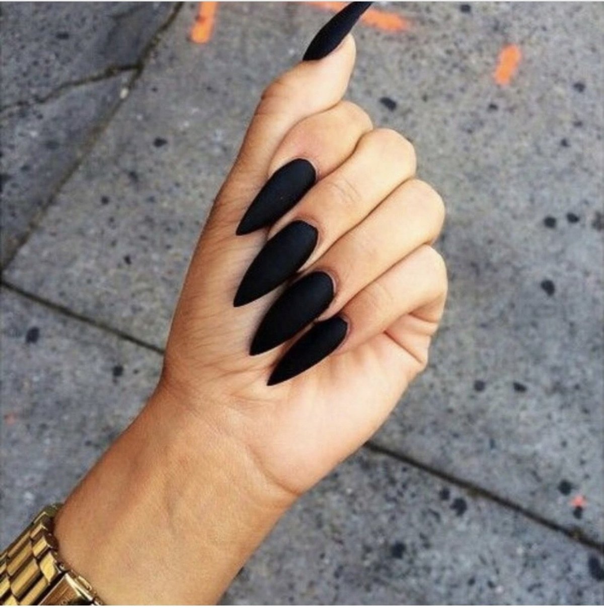 Чёрный маникюр на длинные ногти миндалевидной