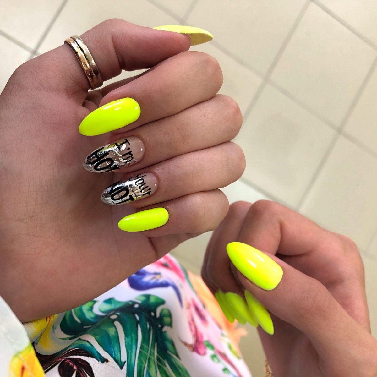 Яркие ногти на лето