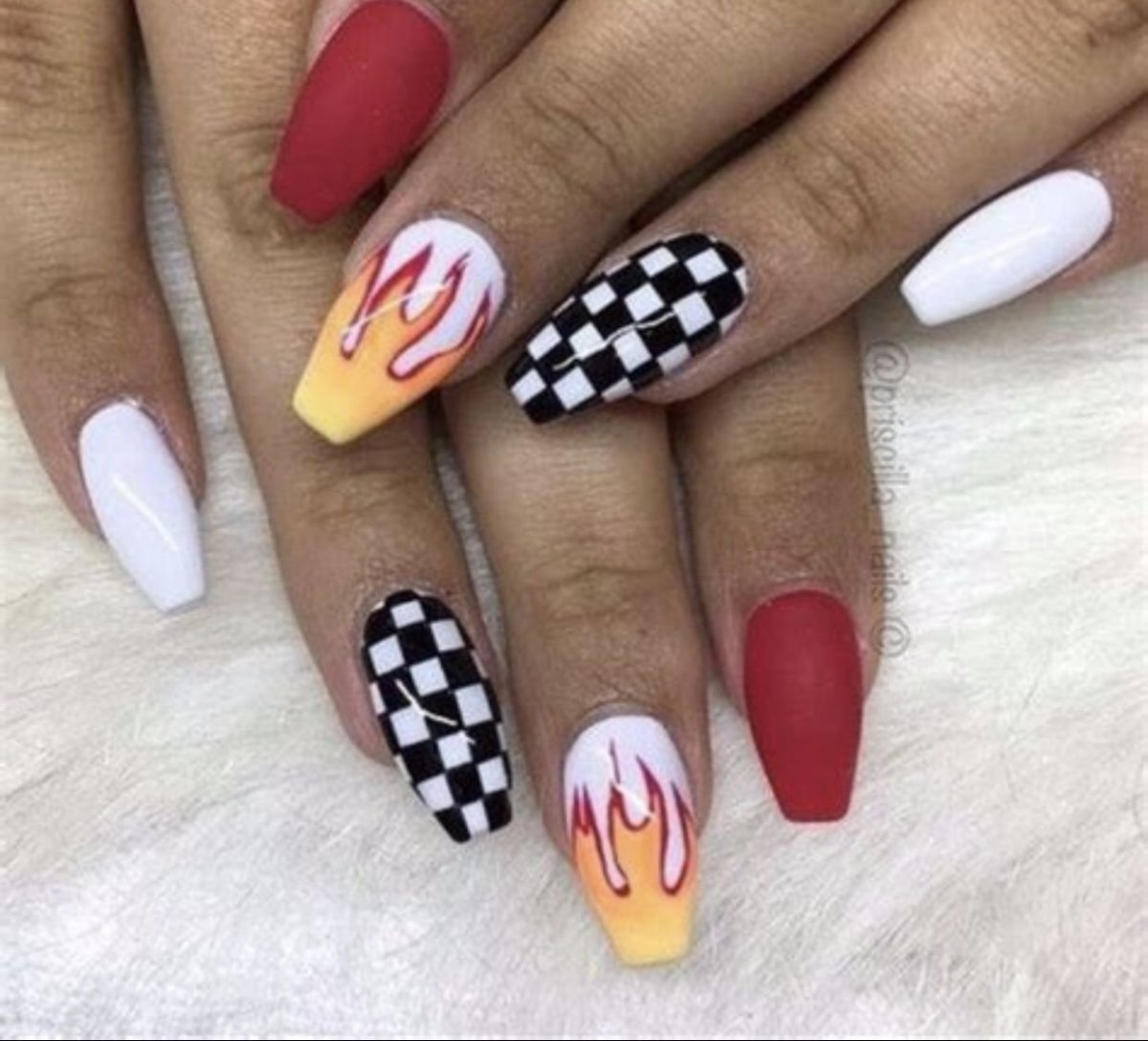 Дизайн ногтей миндаль