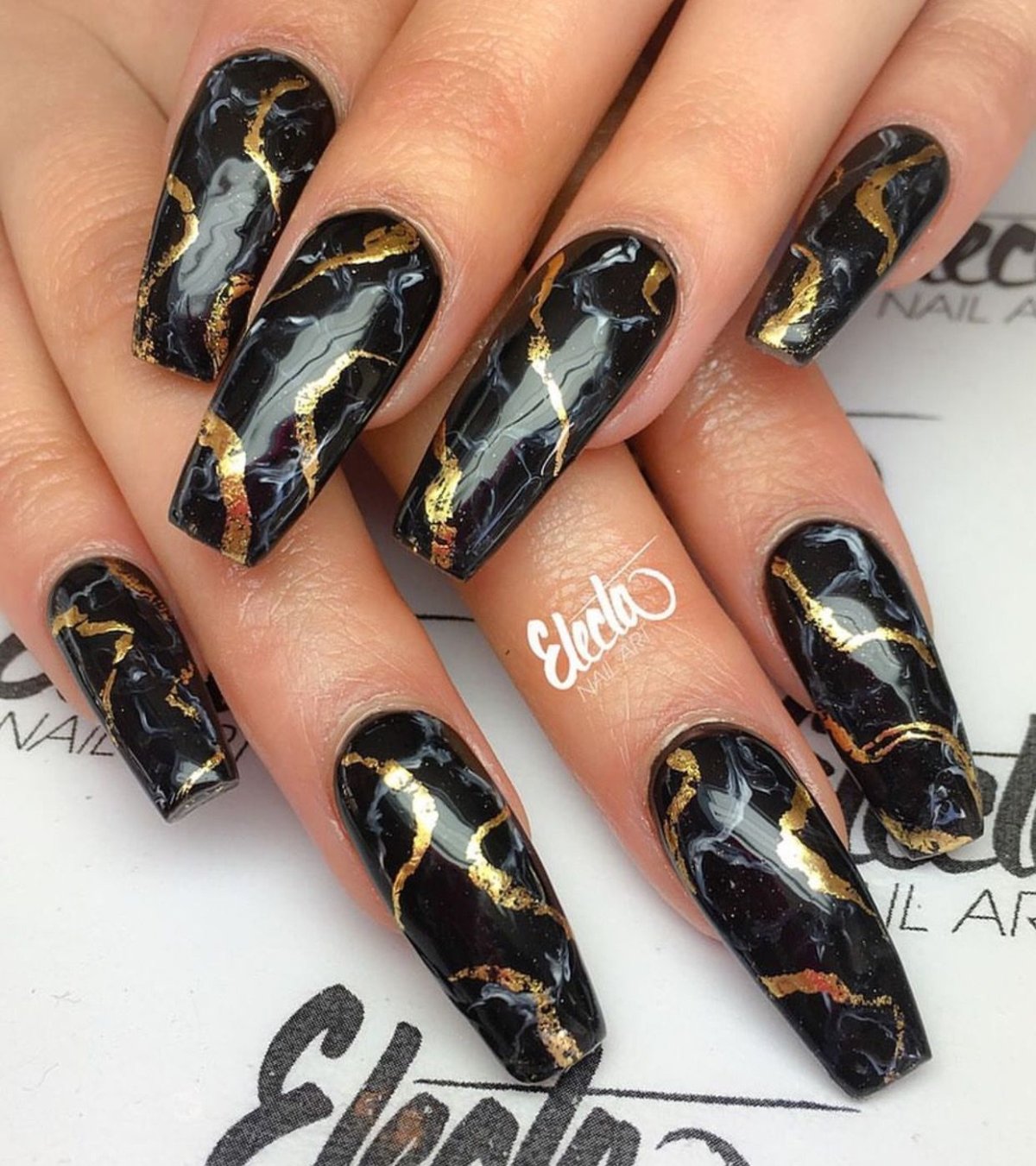 Маникюр красный мрамор с золотом