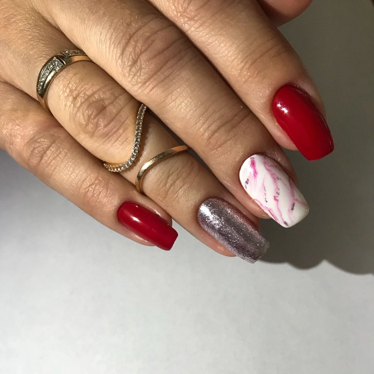 Бордовый маникюр с мрамором