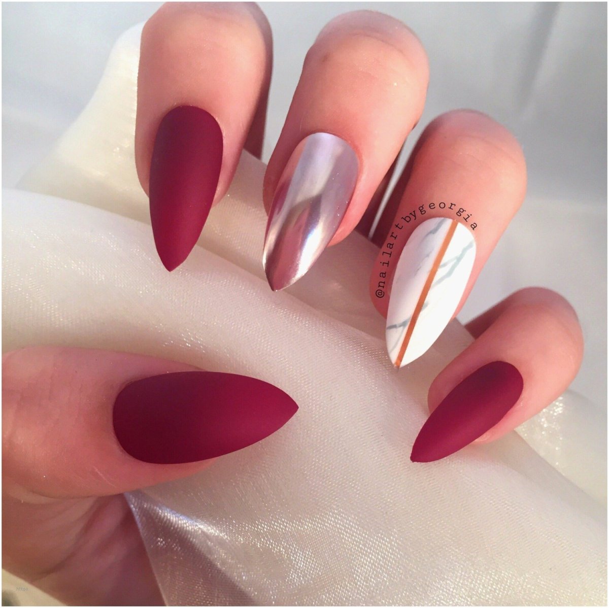 Мраморный маникюр на длинные ногти